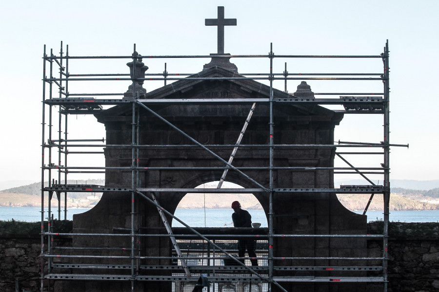 Comienza la restauración de la puerta principal del cementerio de San Amaro