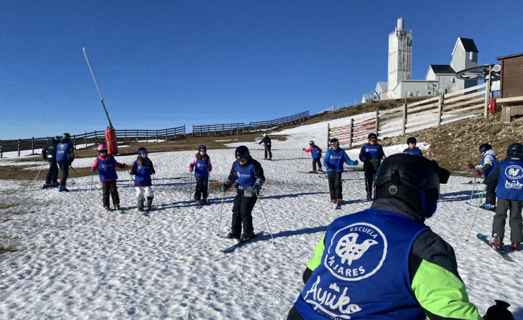 Un centenar de escolares inicia la temporada de esquí de la Diputación de A Coruña