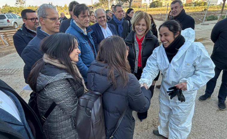 Inés Rey visita la zona de Valencia afectada por la DANA