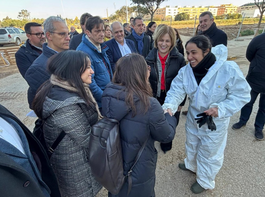 Inés Rey visita la zona de Valencia afectada por la DANA