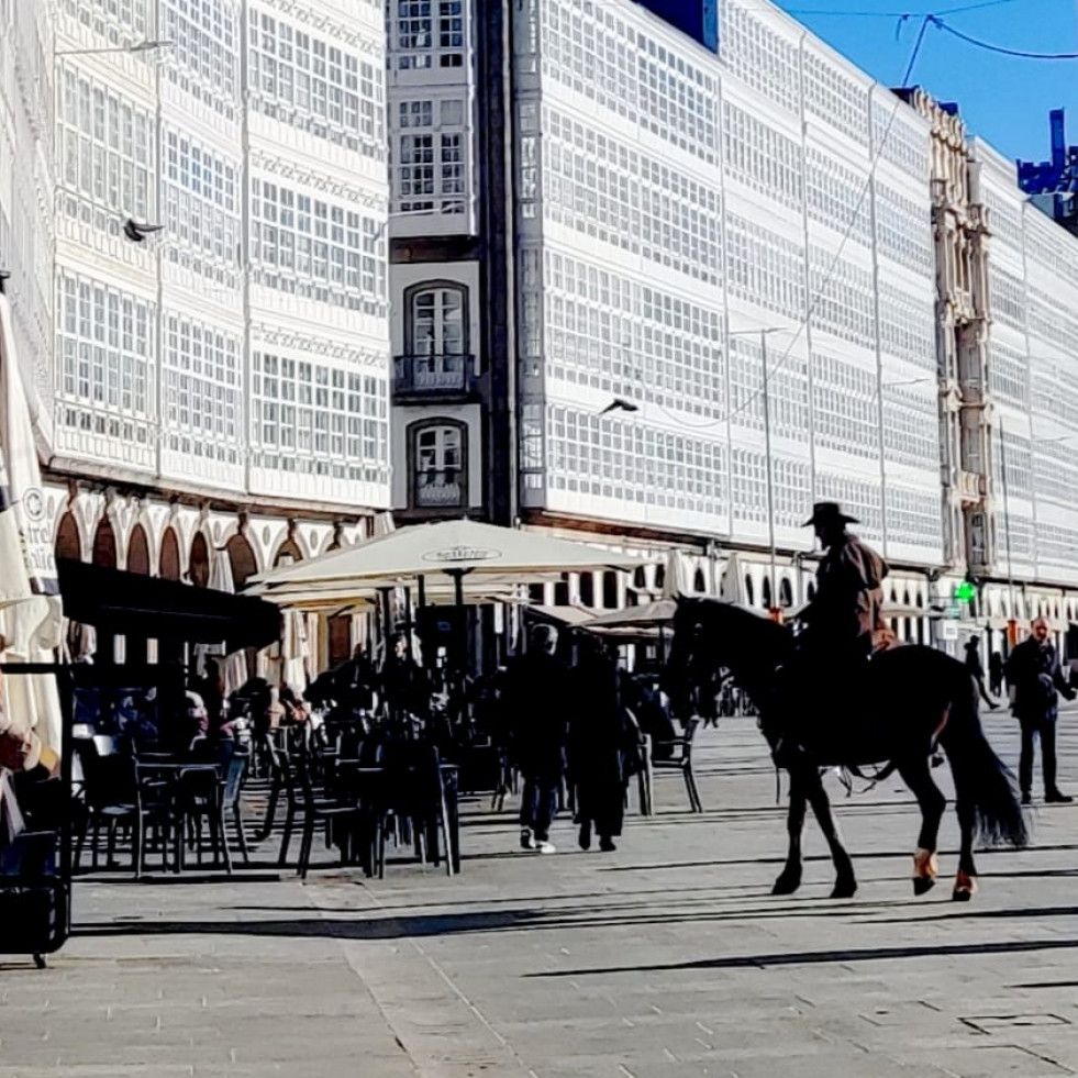 Un jinete, al galope por el centro de A Coruña