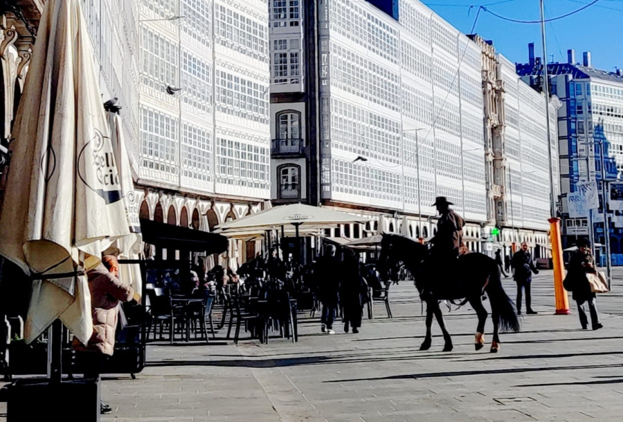 Un jinete, al galope por el centro de A Coruña