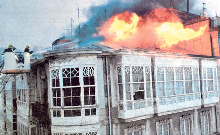 Hace 25 años | Un espectacular incendio en Riego de Agua obliga a desalojar tres edificios