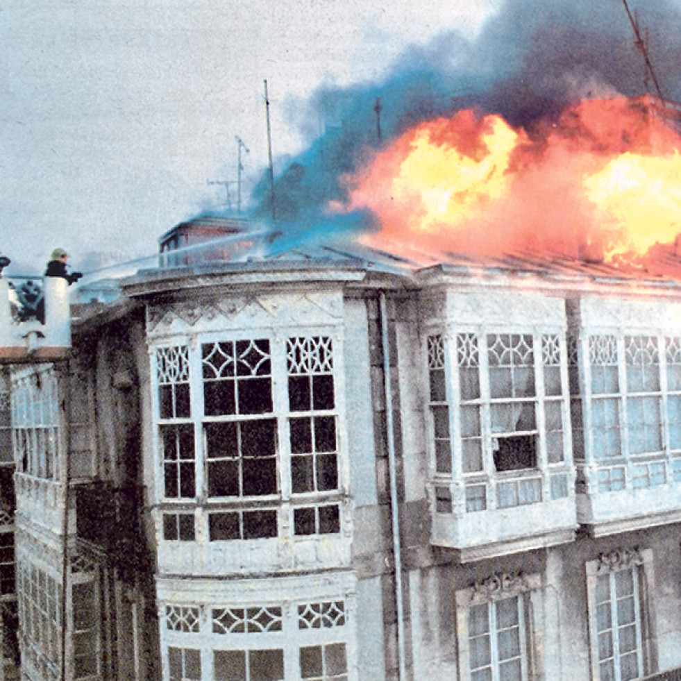 Hace 25 años | Un espectacular incendio en Riego de Agua obliga a desalojar tres edificios