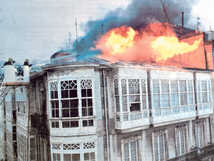 Hace 25 años | Un espectacular incendio en Riego de Agua obliga a desalojar tres edificios