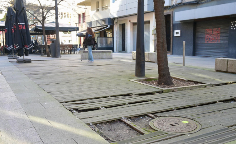 Adiós a los resbalones en la Cormelana: las tarimas de madera empezarán a desaparecer el lunes