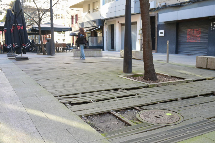 Adiós a los resbalones en la Cormelana: las tarimas de madera empezarán a desaparecer el lunes