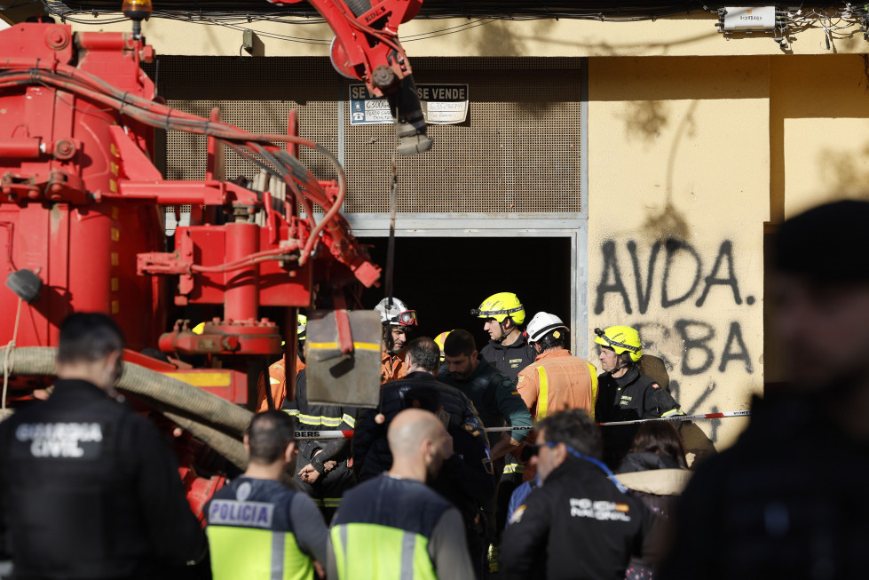 BENETÚSSER (VALENCIA), 18/01/2025.- Servicios de emergencia desplazados en el lugar este sábado después de que una persona muriera y otra resultara herida al derrumbarse la escalera del garaje de u