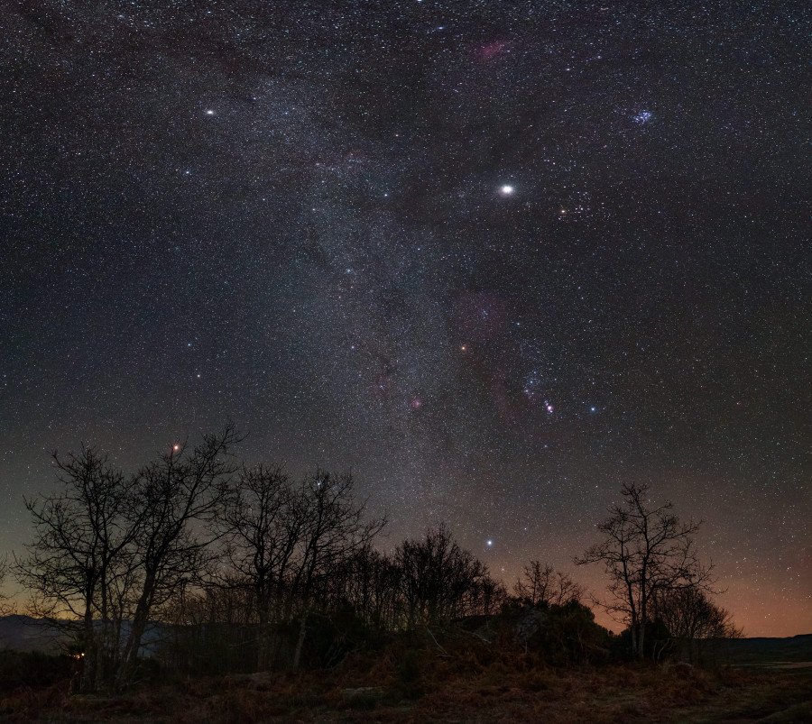 Cielos rosas, luna de lobo y alineación de planetas: los curiosos fenómenos celestes que se ven en A Coruña