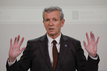 SANTIAGO DE COMPOSTELA (ESPAÑA), 13/01/2025.- El presidente de la Xunta, Alfonso Rueda durante la rueda de prensa posterior a la reunión del consello de la Xunta este lunes en Santiago de Compostela