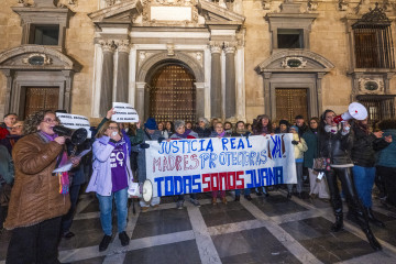 GRANADA, 14/01/2025.- Asociaciones feministas han secundado hoy martes en la Plaza Nueva de Granada una concentración para apoyar a Juana Rivas y que su hijo menor, cuya custodia la tiene el padre, F