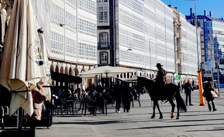 Misterio resuelto: el jinete que galopaba por el centro de A Coruña era el actor Javier Veiga