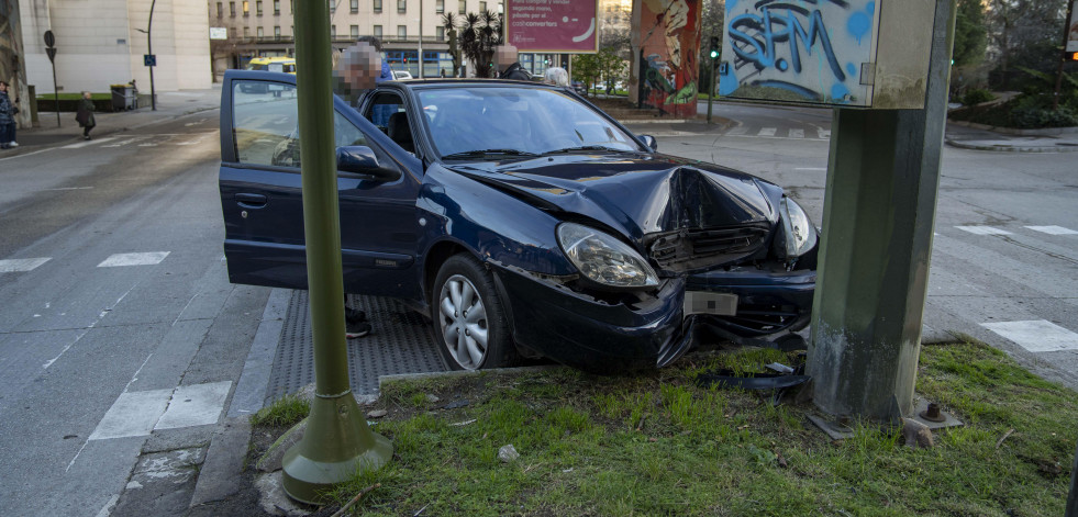 Un turismo invade la acera y atropella a una mujer en la ronda de Nelle