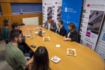 Rodríguez Miranda, durante su encuentro con alumnos becados en A Coruña @ Carlota Blanco