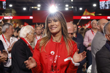 SEVILLA , 01/12/2024.- La mujer del presidente del Gobierno, Begoña Gómez durante el 41 Congreso Federal del PSOE reunido en Sevilla este domingo. EFE/Julio Muñoz