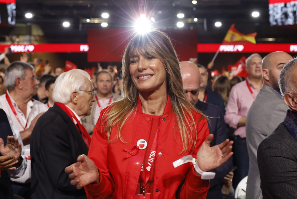 SEVILLA , 01/12/2024.- La mujer del presidente del Gobierno, Begoña Gómez durante el 41 Congreso Federal del PSOE reunido en Sevilla este domingo. EFE/Julio Muñoz