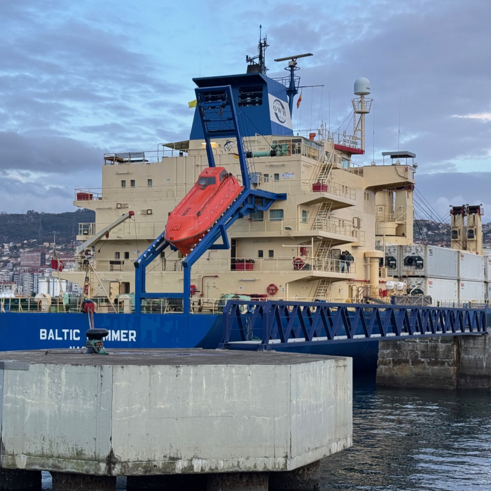 El barco sospechoso de transportar droga abandona Vigo tras no hallar estupefacientes