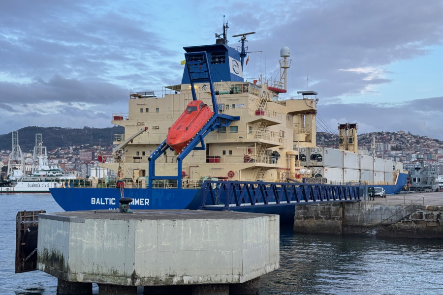 El barco sospechoso de transportar droga abandona Vigo tras no hallar estupefacientes