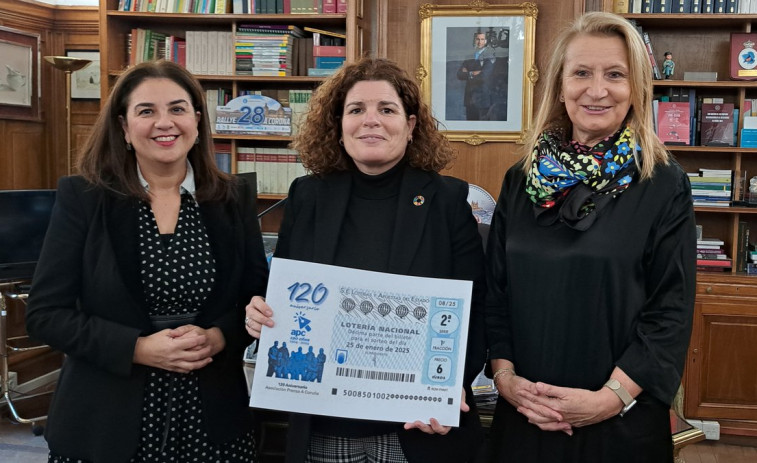 María Rivas presenta con la Asociación de Prensa de A Coruña el décimo de Lotería Nacional que homenajea a esta entidad