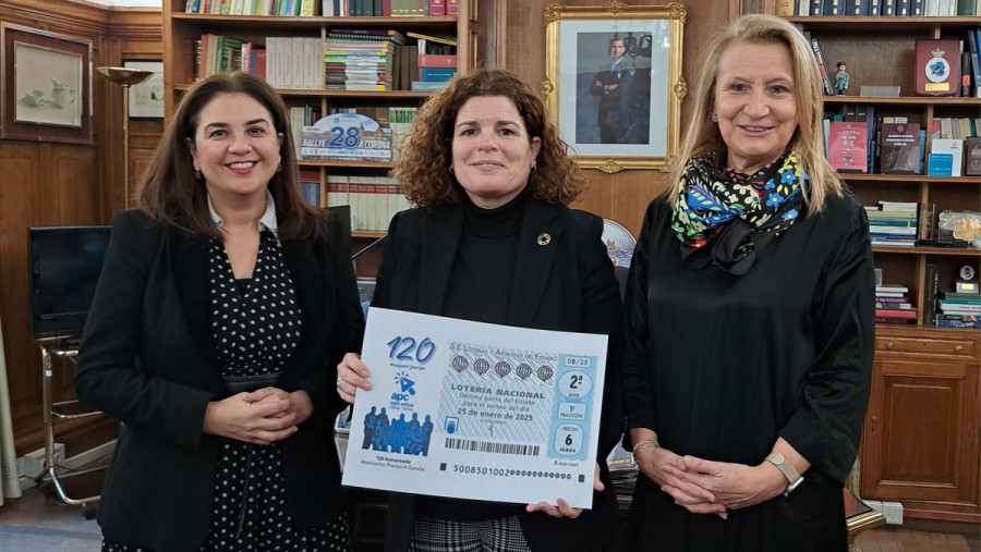 María Rivas presenta con la Asociación de Prensa de A Coruña el décimo de Lotería Nacional que homenajea a esta entidad