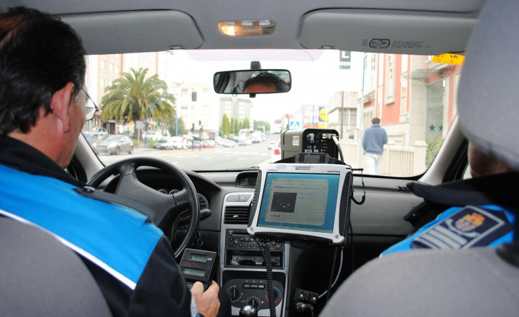 Hace 25 años | Un coche con radar móvil controlará las calles coruñesas desde febrero