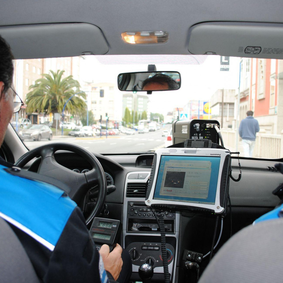 Hace 25 años | Un coche con radar móvil controlará las calles coruñesas desde febrero