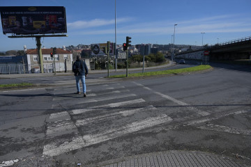 Uno de los pasos de peatones del puente de A Pasaxe  javier alborés