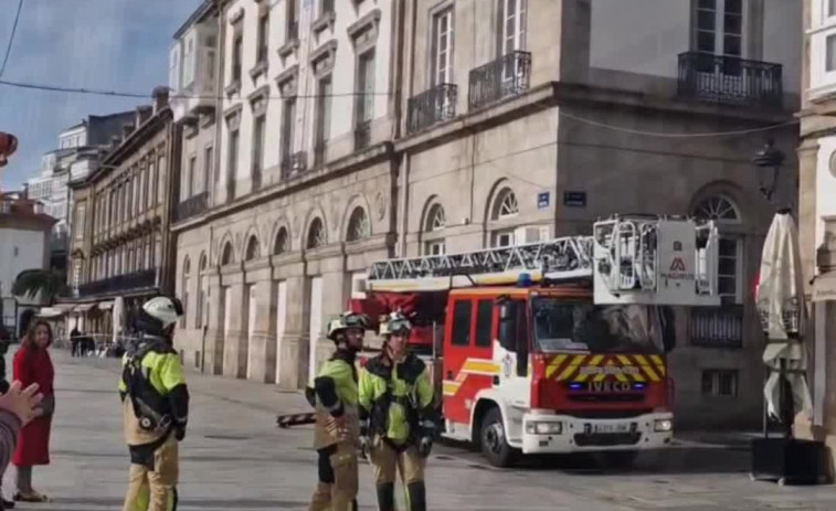 La borrasca daña las galerías de la Marina