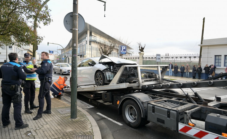 Una conductora da positivo tras estrellarse contra un semáforo de Entrejardines