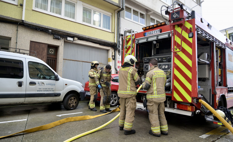 Un incendio en Luis Camoens genera una enorme columna de humo en el cielo de A Coruña