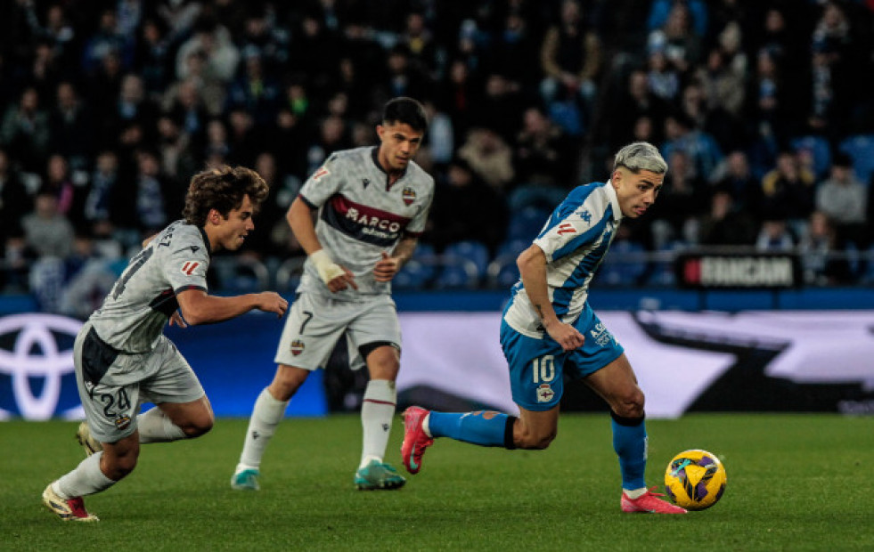 El Deportivo se pega un tiro en el pie ante el Levante (1-2)