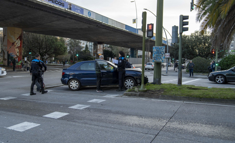 Un turismo invade la acera y atropella a una mujer en la ronda de Nelle