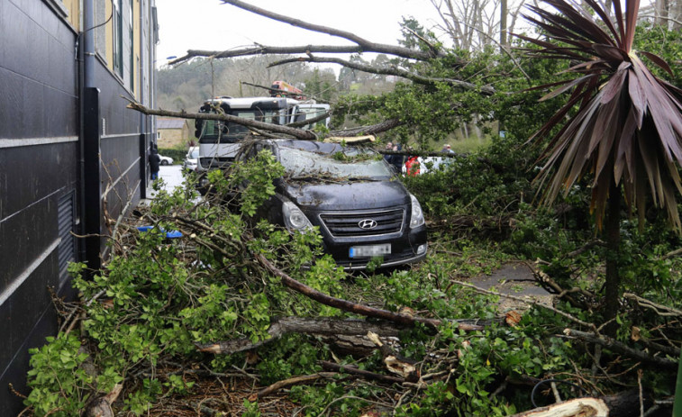 ‘Herminia’ desata sus vientos en A Coruña  afectando al tráfico aéreo y terrestre y causando daños