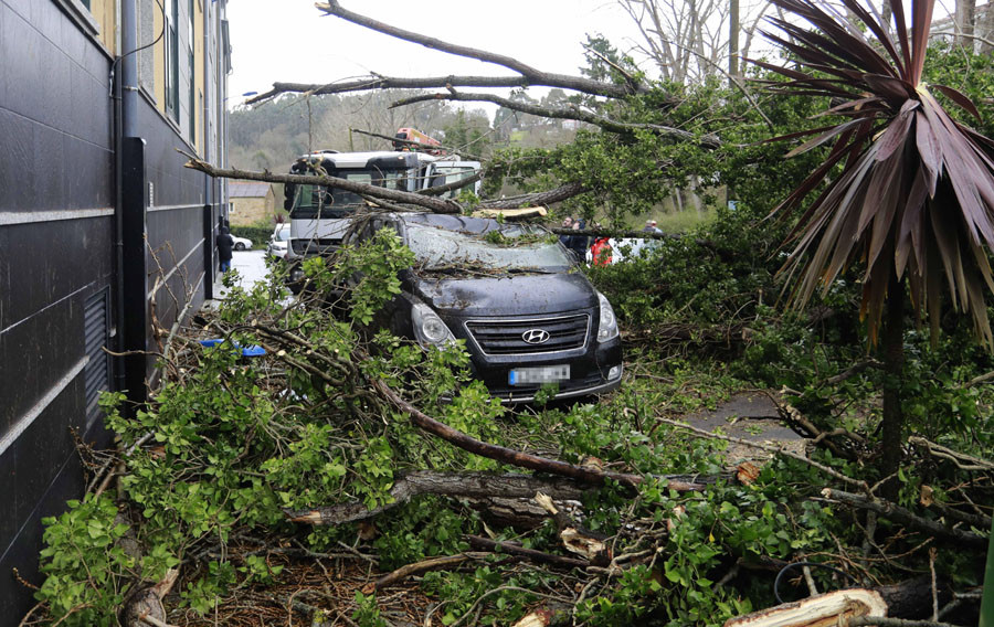 ‘Herminia’ desata sus vientos en A Coruña  afectando al tráfico aéreo y terrestre y causando daños