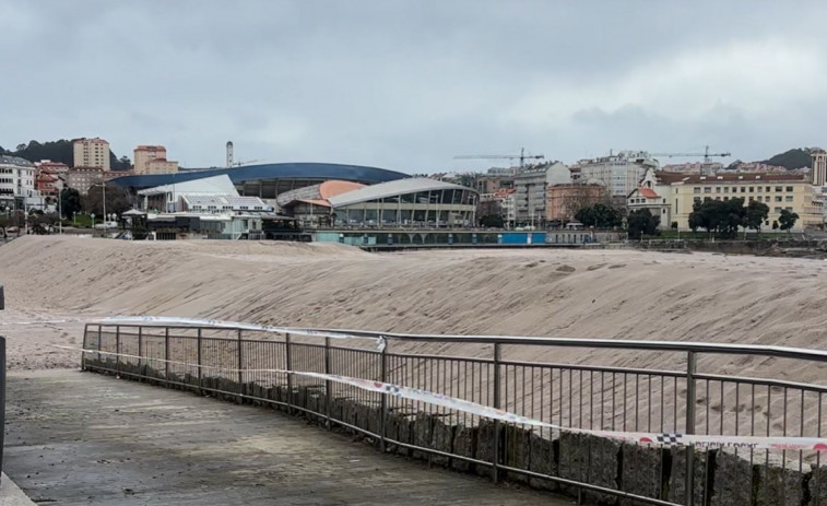 La duna de Riazor aguanta la embestida de 'Herminia'