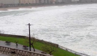 Las olas de 'Herminia' se tragan varias playas de A Coruña