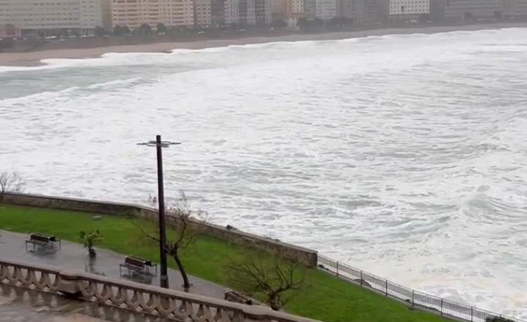 Las olas de 'Herminia' se tragan varias playas de A Coruña