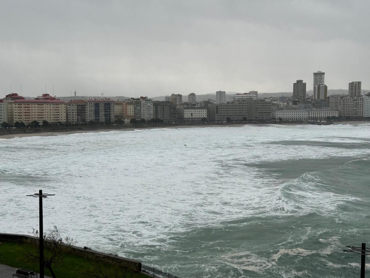 Playas de la bahía del Orzán cubiertas por las olas de Herminia (3)