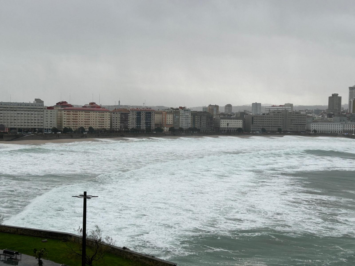 Playas de la bahía del Orzán cubiertas por las olas de Herminia (1)