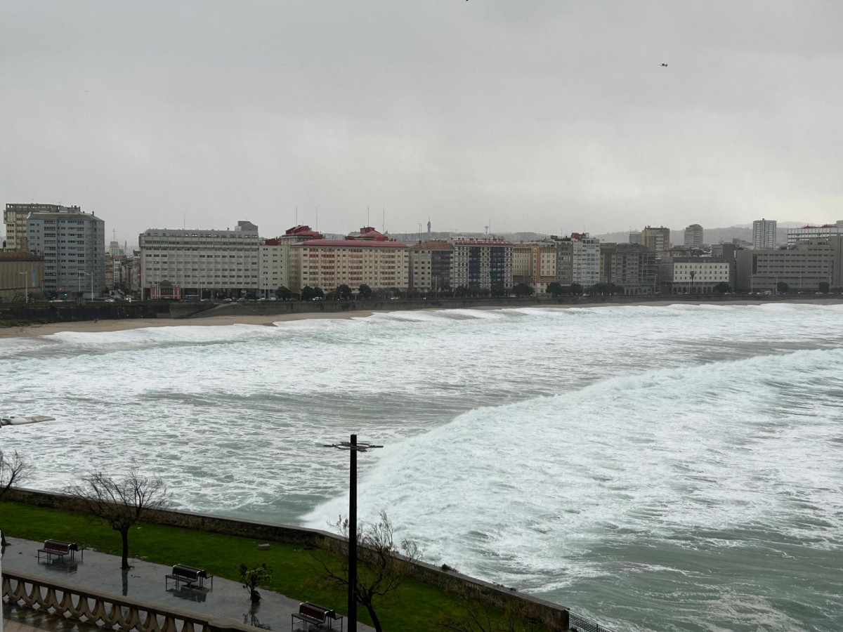 Playas de la bahía del Orzán cubiertas por las olas de Herminia (4)