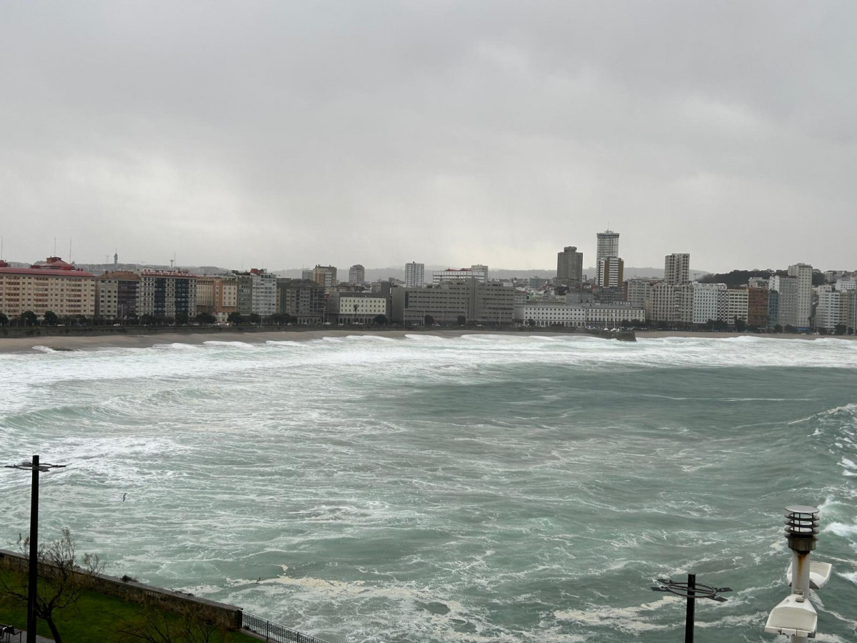 Playas de la bahía del Orzán cubiertas por las olas de Herminia (2)