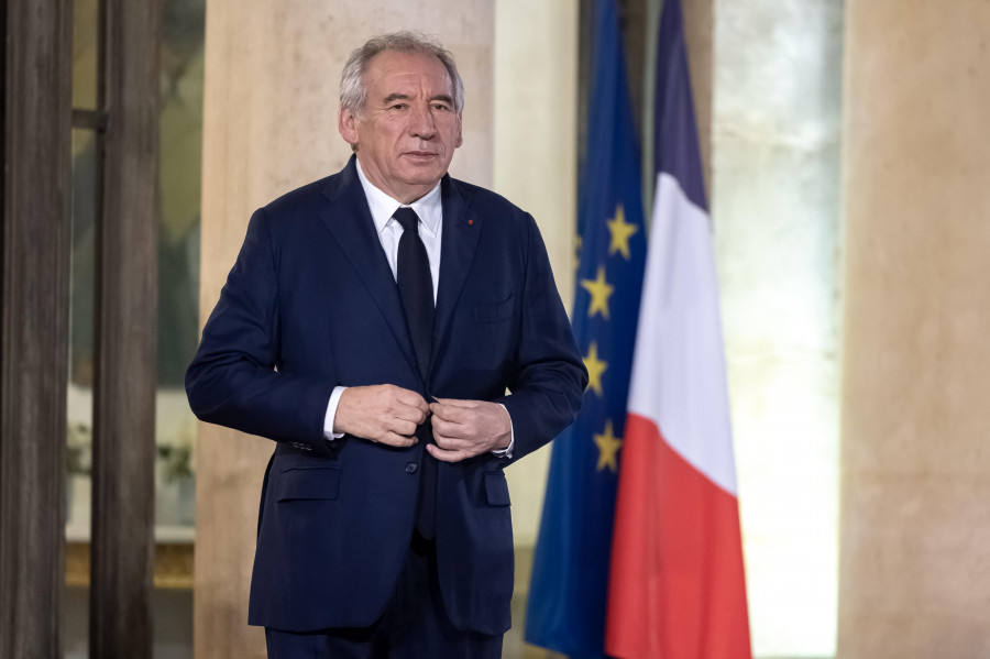 Bayrou aprueba sin voto el presupuesto de 2025 y se expone a una moción de censura