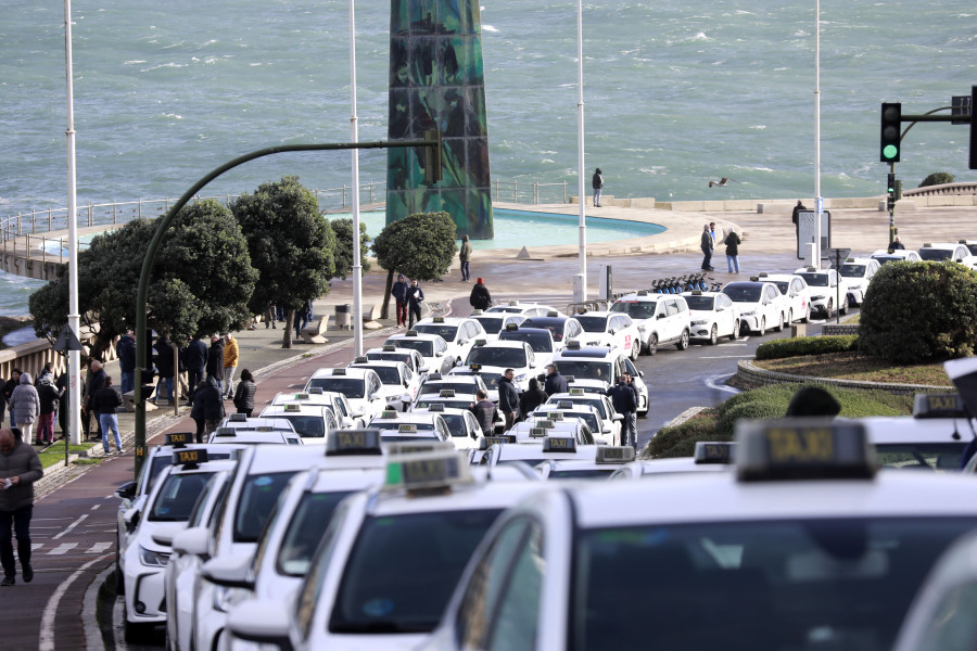 Más de 300 taxis llenan el Paseo Marítimo de A Coruña para protestar por el alto precio de los seguros