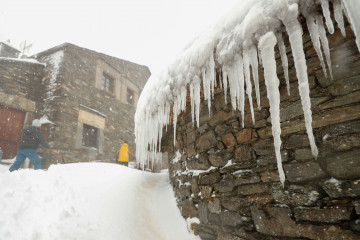 La localidad lucense de O Cebreiro cubierta de nieve este martes