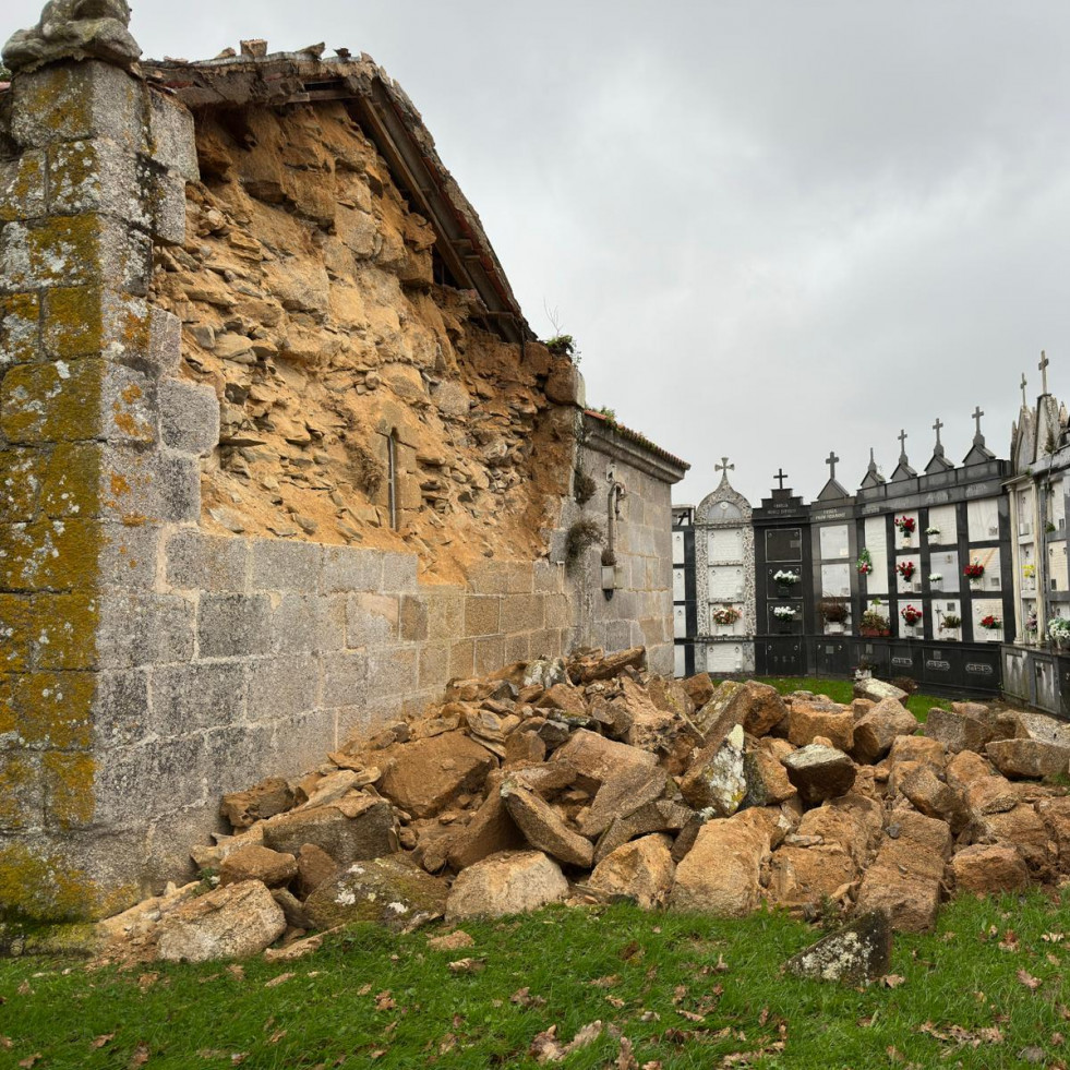 La borrasca 'Ivo' derriba un muro de la iglesia románica de San Martiño de Tiobre, en Betanzos