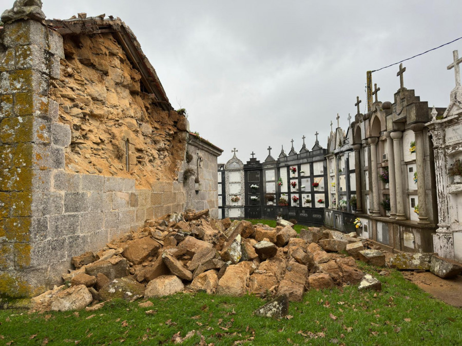 La borrasca 'Ivo' derriba un muro de la iglesia románica de San Martiño de Tiobre, en Betanzos