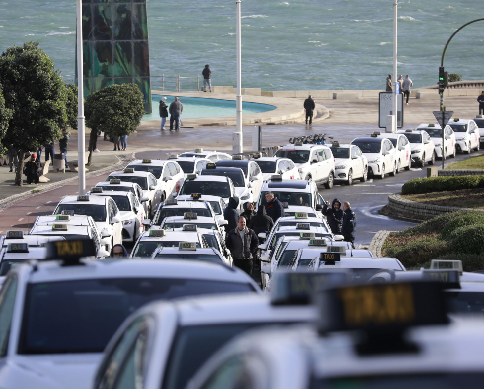 Protesta de taxistas  por la subida de los precios de los seguros (22)