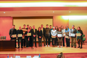 Foto de grupo con los 15 alumnos del programa con sus diplomas, Lito Pose, presidente ejecutivo de Aluman, y Venancio Salcines,