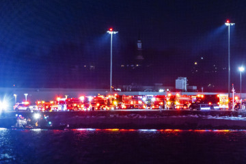 Washington (United States), 30/01/2025.- Rescue teams gather to respond to an airplane crash in the Potomac River near Ronald Reagan National Airport in Washington, DC, USA, 29 January 2025. According