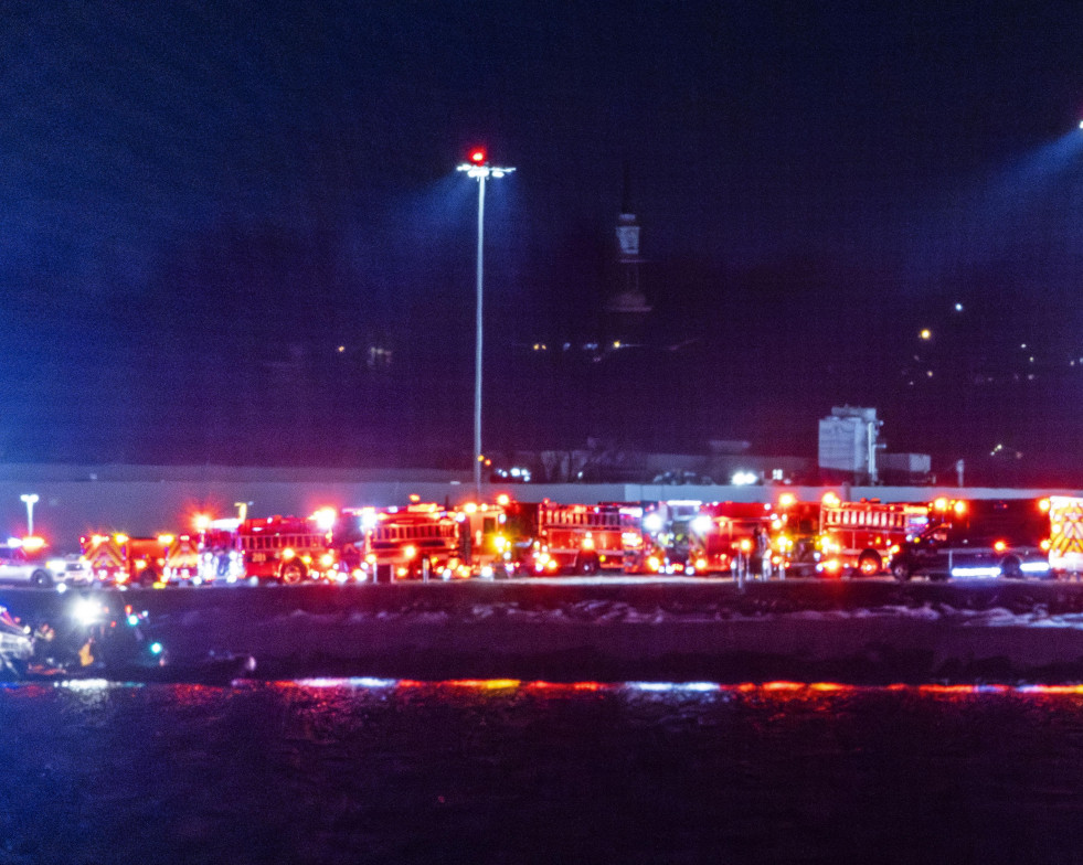 Washington (United States), 30/01/2025.- Rescue teams gather to respond to an airplane crash in the Potomac River near Ronald Reagan National Airport in Washington, DC, USA, 29 January 2025. According